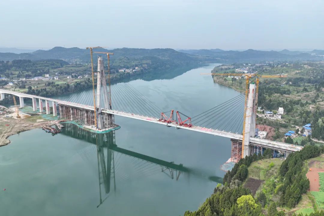 一線快訊 丨 做好“新”應(yīng)用,兩座特大橋建設(shè)取得新突破 一線快訊 丨 做好“新”應(yīng)用,兩座特大橋建設(shè)取得新突破