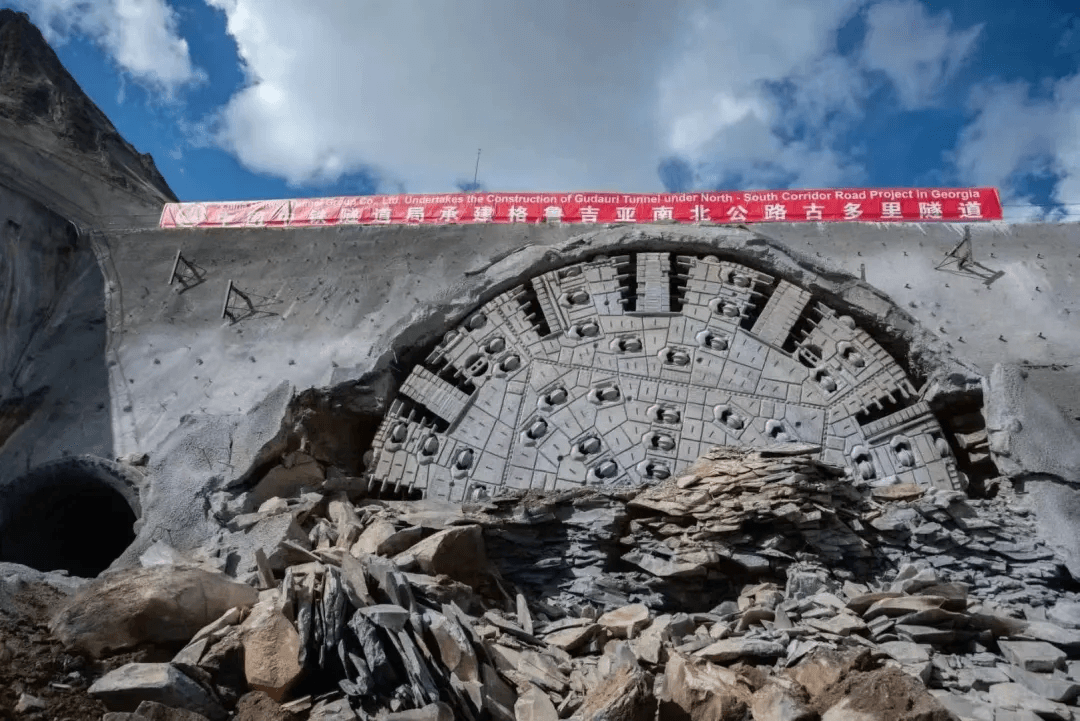“基建狂魔”盾構(gòu)機首次打通高加索山脈 “基建狂魔”盾構(gòu)機首次打通高加索山脈
