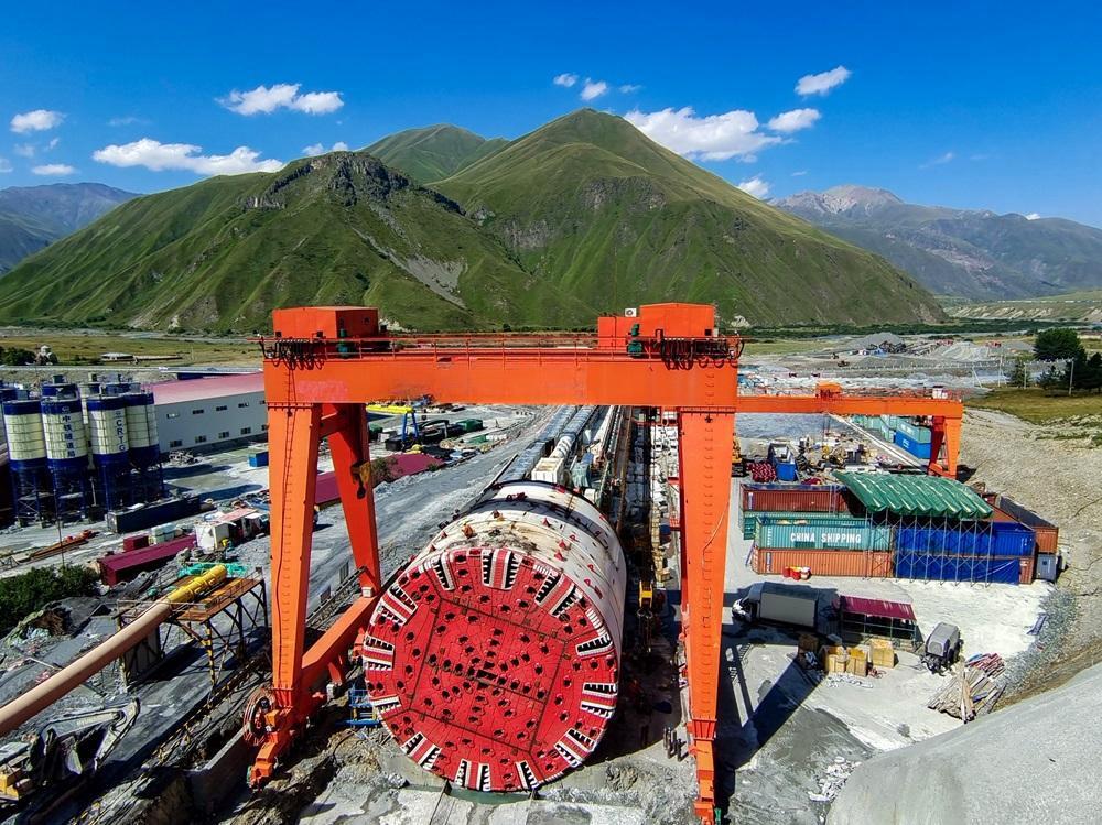 “基建狂魔”盾構(gòu)機首次打通高加索山脈 “基建狂魔”盾構(gòu)機首次打通高加索山脈