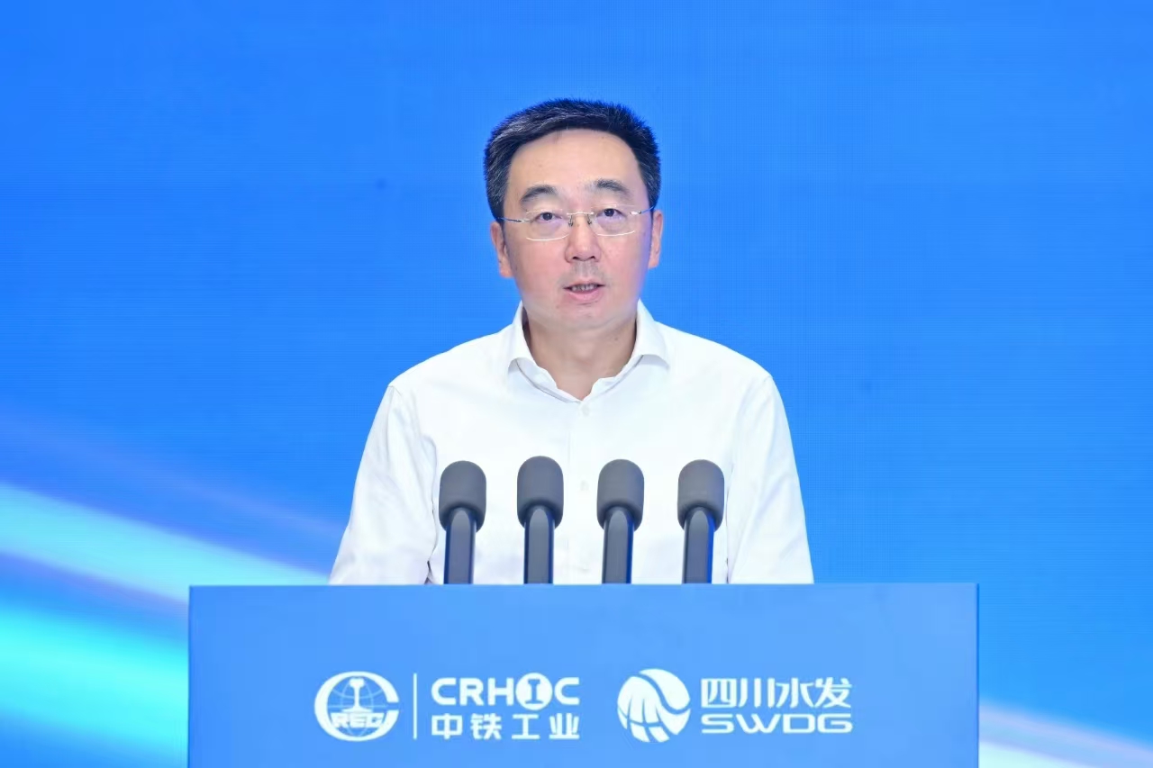中國中鐵攜手四川省打造高端裝備產(chǎn)業(yè)首臺盾構(gòu)機成功下線