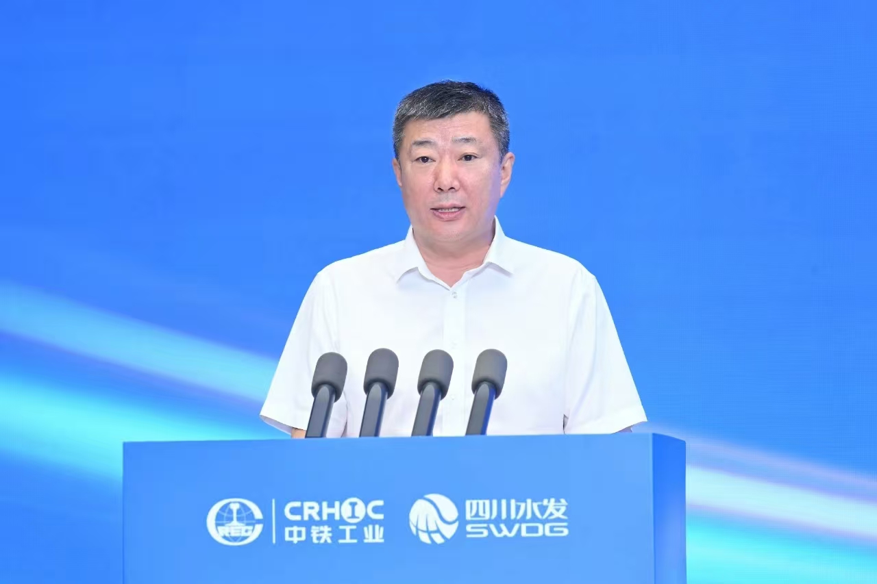 中國中鐵攜手四川省打造高端裝備產(chǎn)業(yè)首臺盾構(gòu)機成功下線