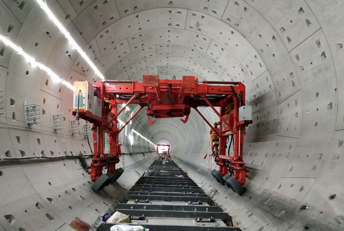 輪胎式地鐵門式鋪軌機(jī)