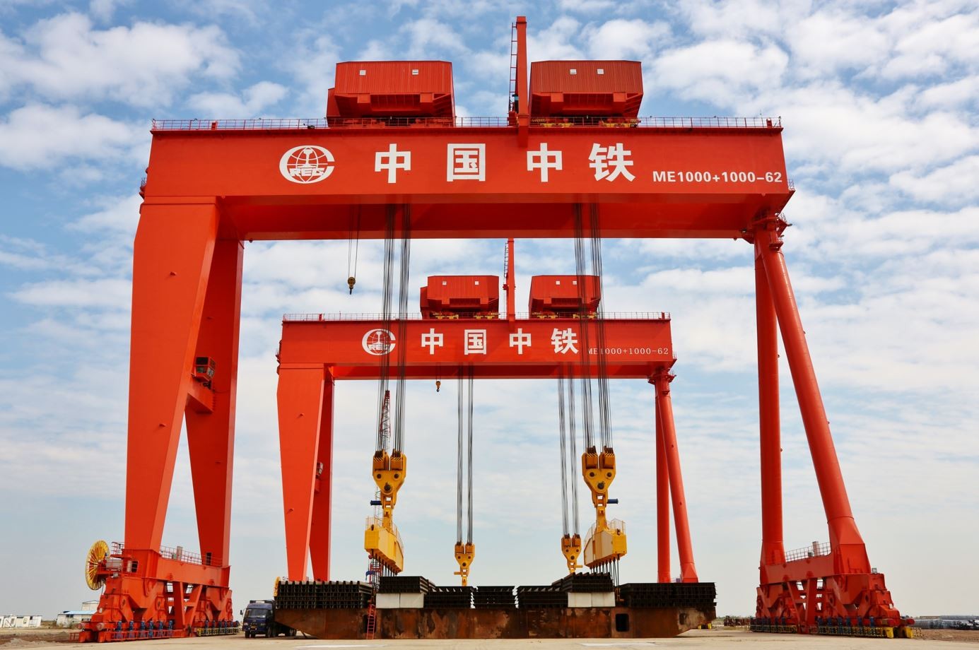 大節(jié)段鋼箱梁同步吊運(yùn)裝船機(jī)