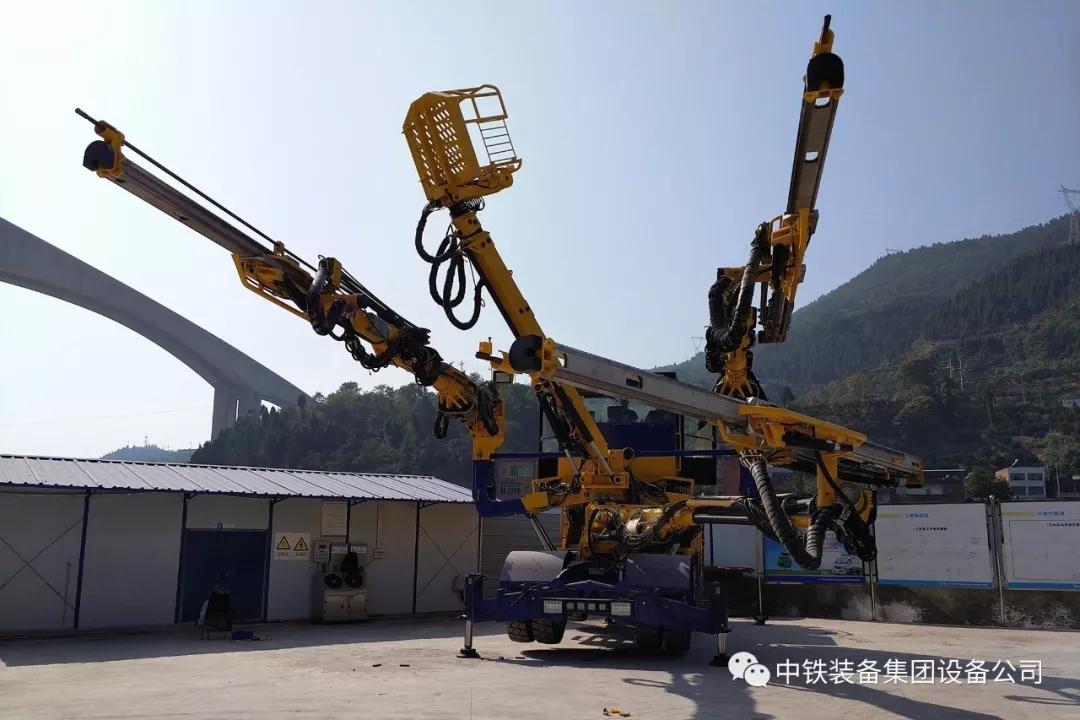 隧道施工神器———中鐵裝備三臂鑿巖臺(tái)車 隧道施工神器———中鐵裝備三臂鑿巖臺(tái)車