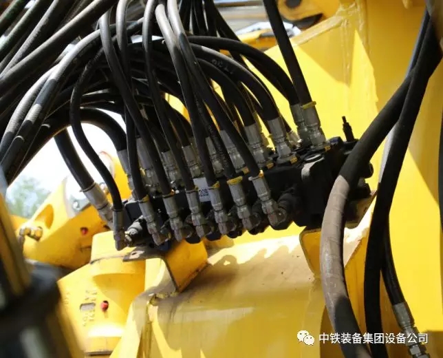 隧道施工神器———中鐵裝備三臂鑿巖臺(tái)車 隧道施工神器———中鐵裝備三臂鑿巖臺(tái)車