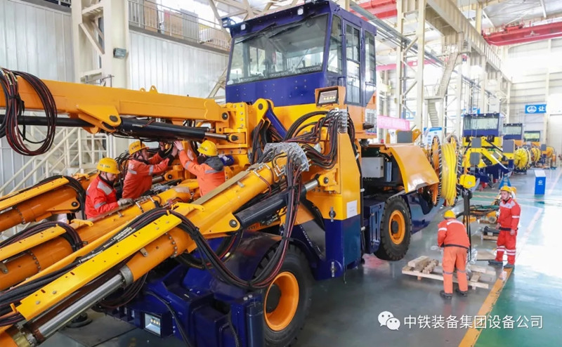 隧道施工神器———中鐵裝備三臂鑿巖臺(tái)車 隧道施工神器———中鐵裝備三臂鑿巖臺(tái)車
