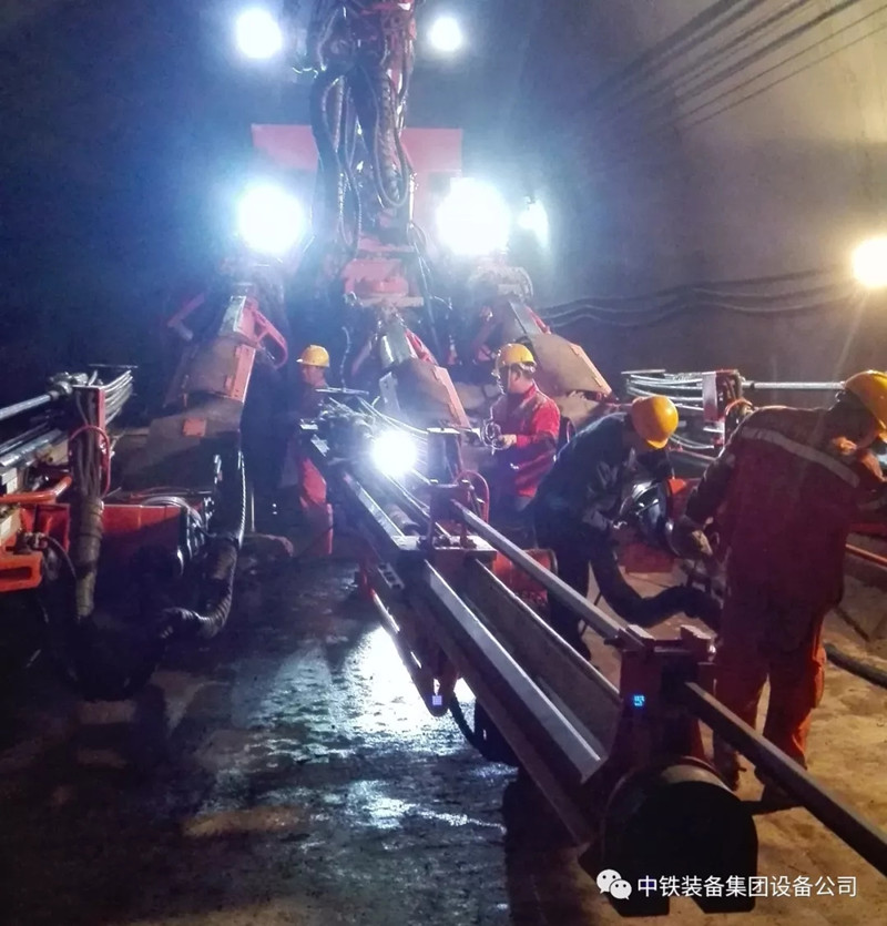 隧道施工神器———中鐵裝備三臂鑿巖臺(tái)車 隧道施工神器———中鐵裝備三臂鑿巖臺(tái)車