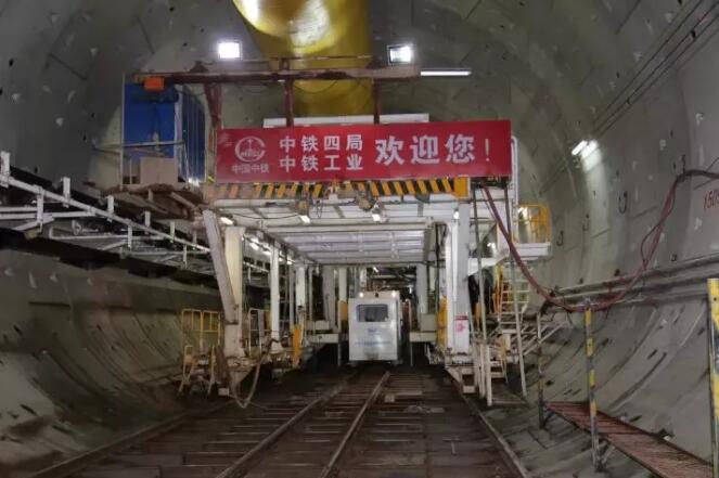 西北報(bào)捷!中鐵工業(yè)創(chuàng)造我國(guó)鐵路建設(shè)新里程碑——蒙華鐵路白城隧道今日貫通 西北報(bào)捷!中鐵工業(yè)創(chuàng)造我國(guó)鐵路建設(shè)新里程碑——蒙華鐵路白城隧道今日貫通