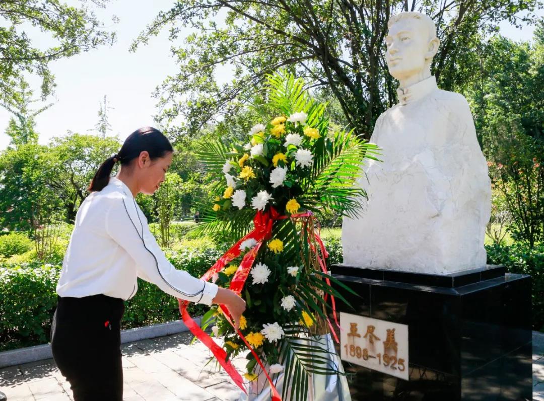 從黨的一大代表王盡美到黨的十九大代表王中美,中鐵工業(yè)人這樣傳承初心 從黨的一大代表王盡美到黨的十九大代表王中美,中鐵工業(yè)人這樣傳承初心