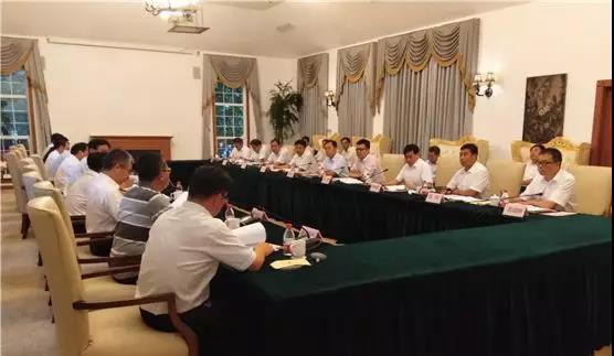 中鐵工業(yè)黨委書記、董事長(zhǎng)易鐵軍與徐州市委書記周鐵根、市長(zhǎng)莊兆林舉行會(huì)談 中鐵工業(yè)黨委書記、董事長(zhǎng)易鐵軍與徐州市委書記周鐵根、市長(zhǎng)莊兆林舉行會(huì)談