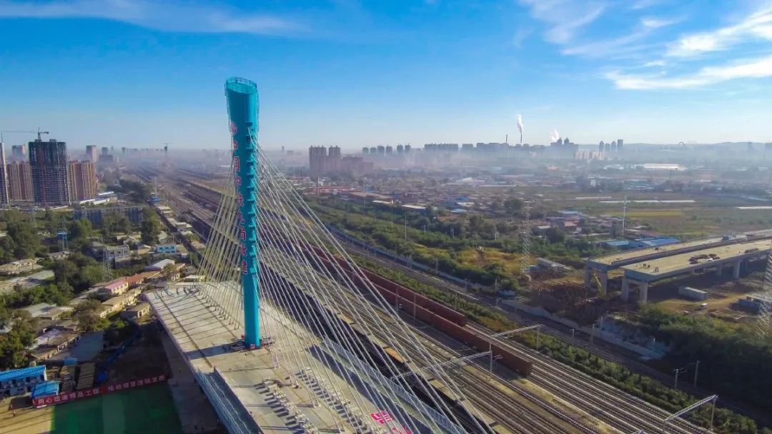 我們參建的這座立交橋跨越15條鐵路線，華麗“轉(zhuǎn)體”創(chuàng)造5項(xiàng)“中國之最”