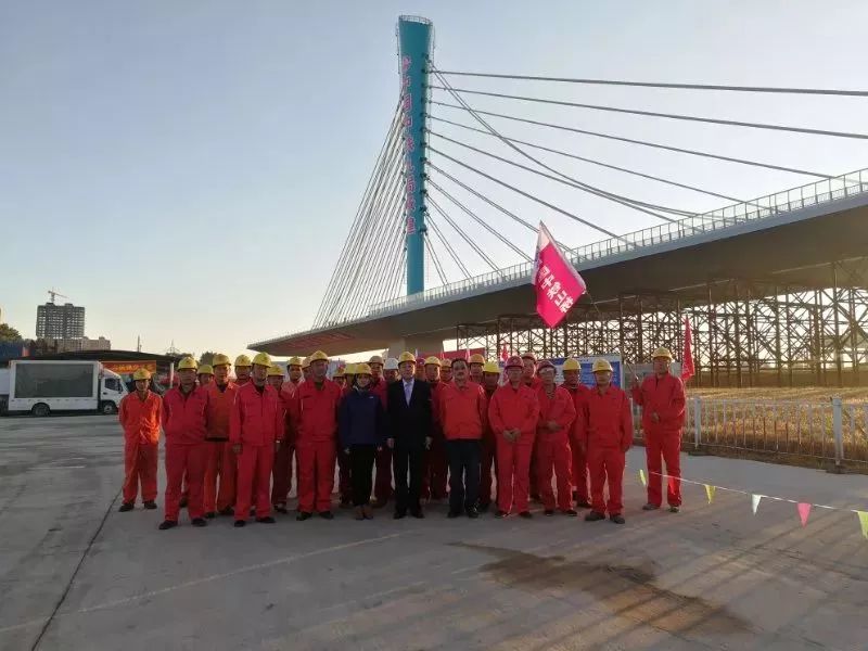 我們參建的這座立交橋跨越15條鐵路線，華麗“轉(zhuǎn)體”創(chuàng)造5項(xiàng)“中國之最”