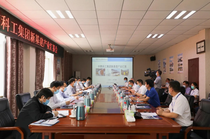湖北省副省長曹廣晶一行試乘“新時代號”空軌 湖北省副省長曹廣晶一行試乘“新時代號”空軌