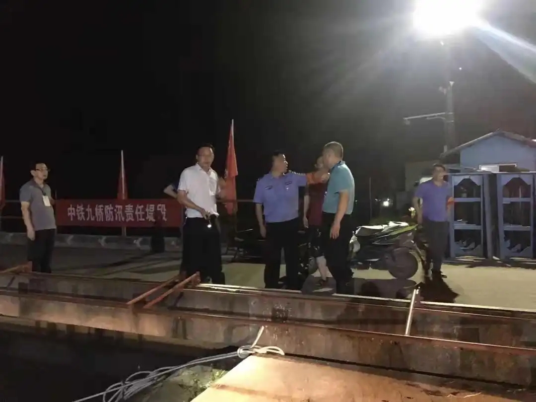 落實(shí)防汛應(yīng)急Ⅰ級響應(yīng)，中鐵九橋奮戰(zhàn)長江堤防最前沿