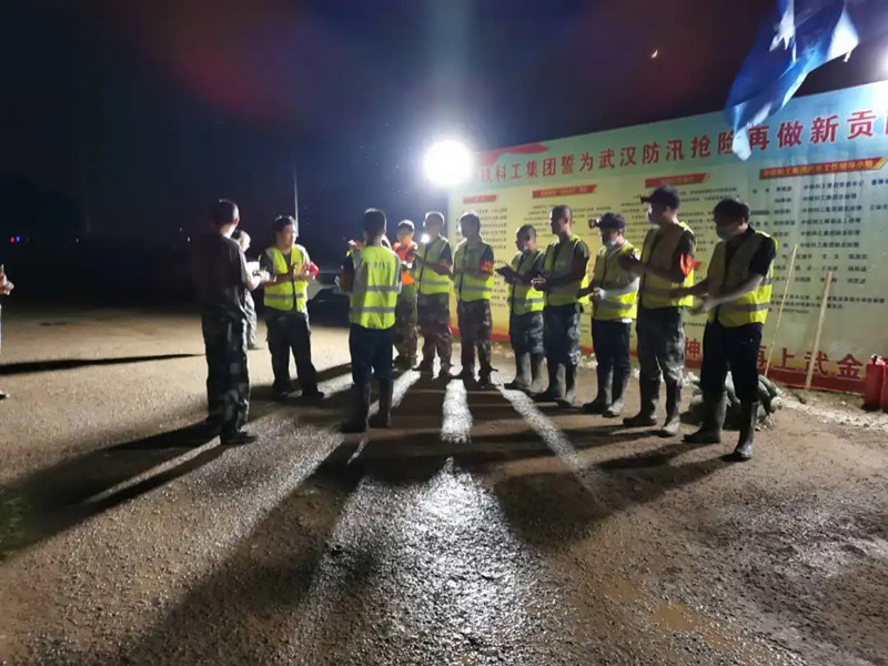 中鐵科工防汛突擊隊：洪水不退，我們不睡！