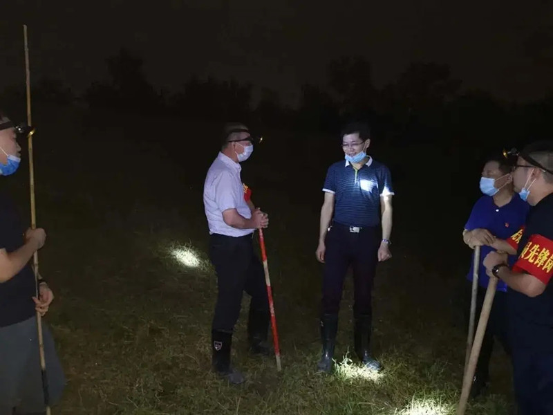 中鐵科工防汛突擊隊：洪水不退，我們不睡！