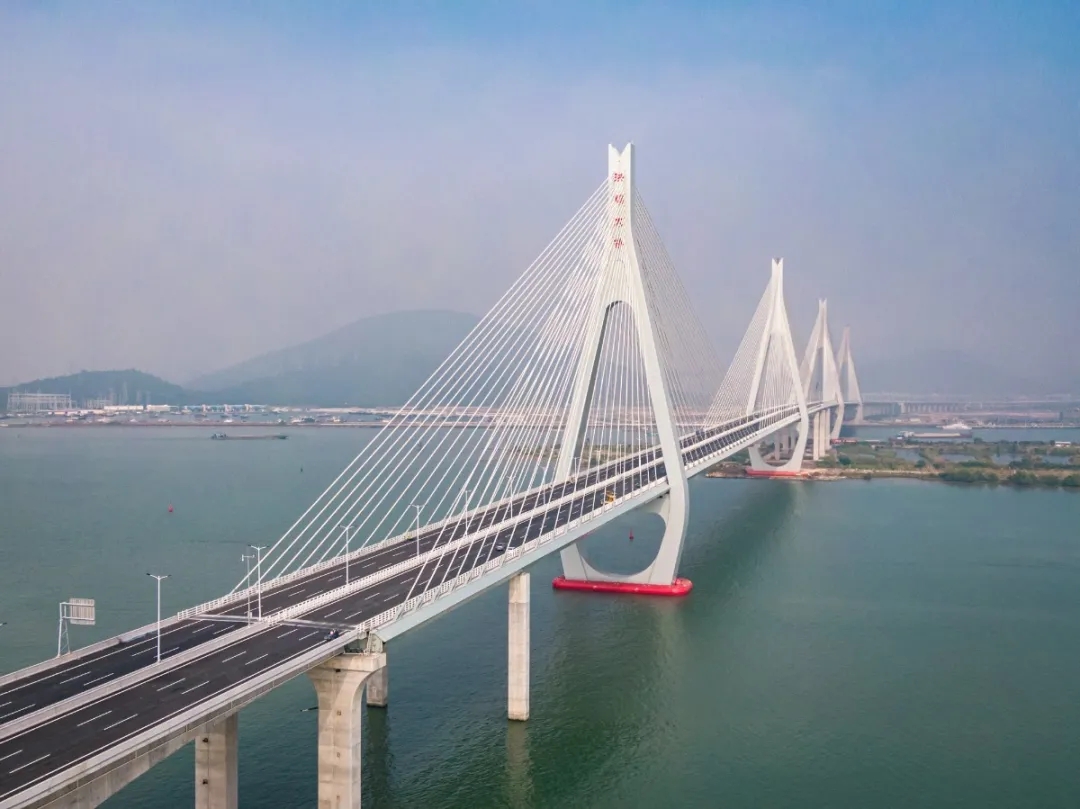 世界首座大跨度串聯(lián)斜拉橋——珠海市洪鶴大橋正式通車