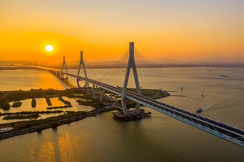 世界首座大跨度串聯(lián)斜拉橋——珠海市洪鶴大橋正式通車