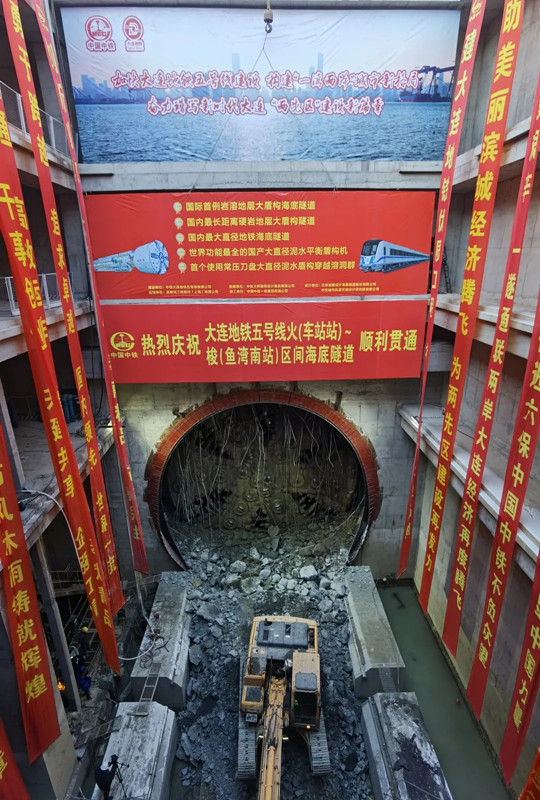 穿越1000多個溶洞，世界級海底隧道貫通！